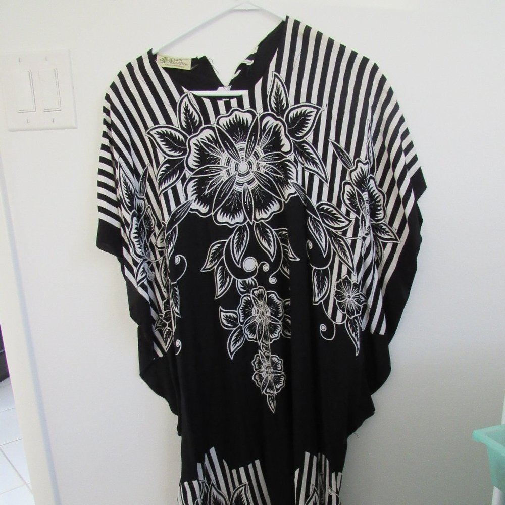 Lady Cactus Plus Size Black & White Floral Caftan